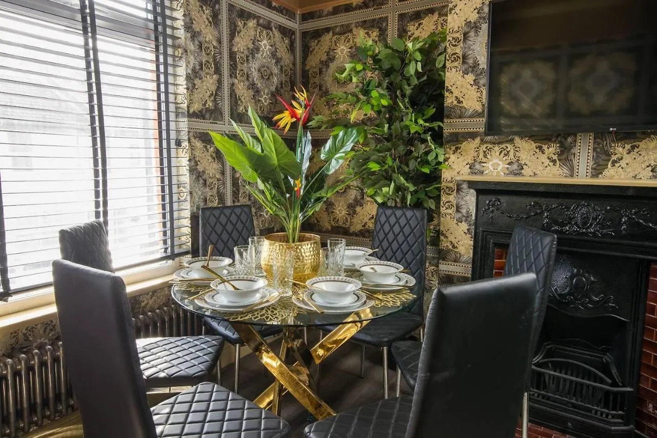 Luxury Versace Sleeps10 Hottub Pool Table Skytv London Villa