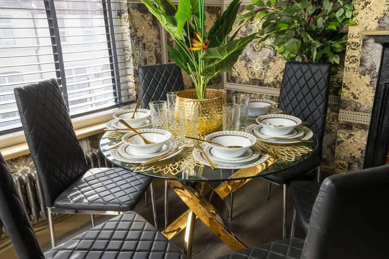 Villa Luxury Versace Sleeps10 Hottub Pool Table Skytv London United Kingdom