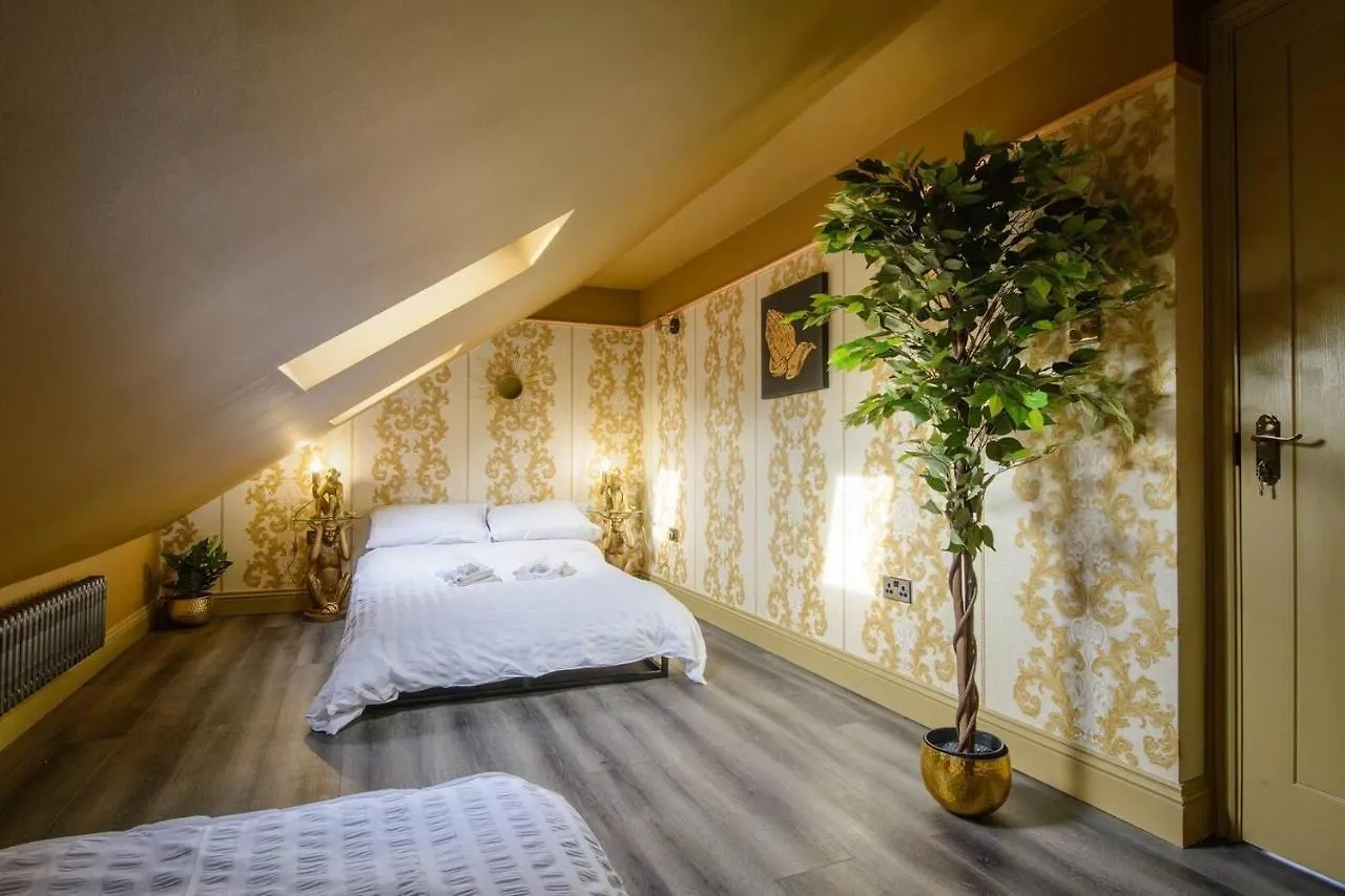 Luxury Versace Sleeps10 Hottub Pool Table Skytv London United Kingdom